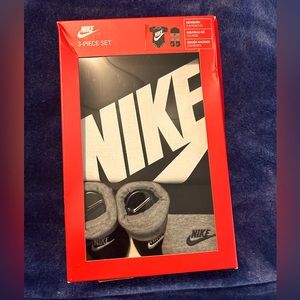 NIB Nike 0-6 months Baby Set